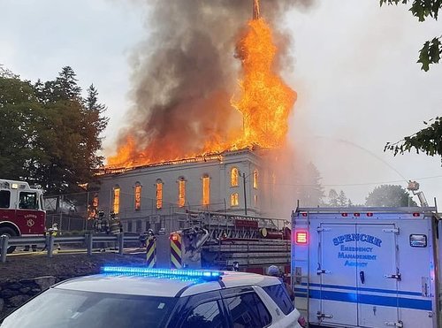 АНУ-д 160 жилийн түүхтэй сүм аянгад цохиулсны дараа шатжээ